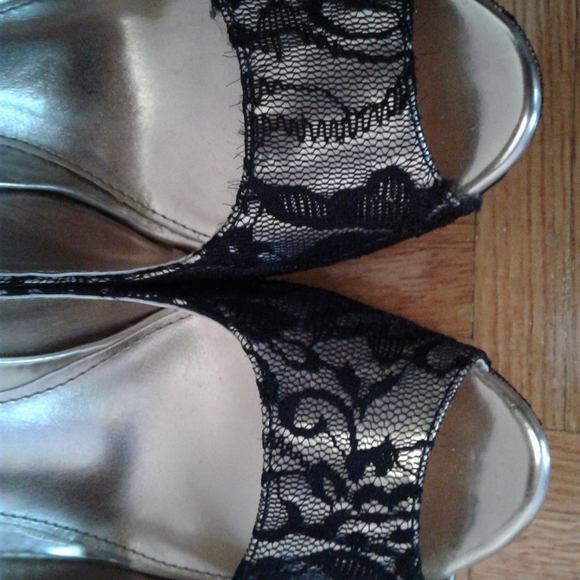 ❤GLOBO HEELS WITH LACE DETAIL - Picture 2 of 6
